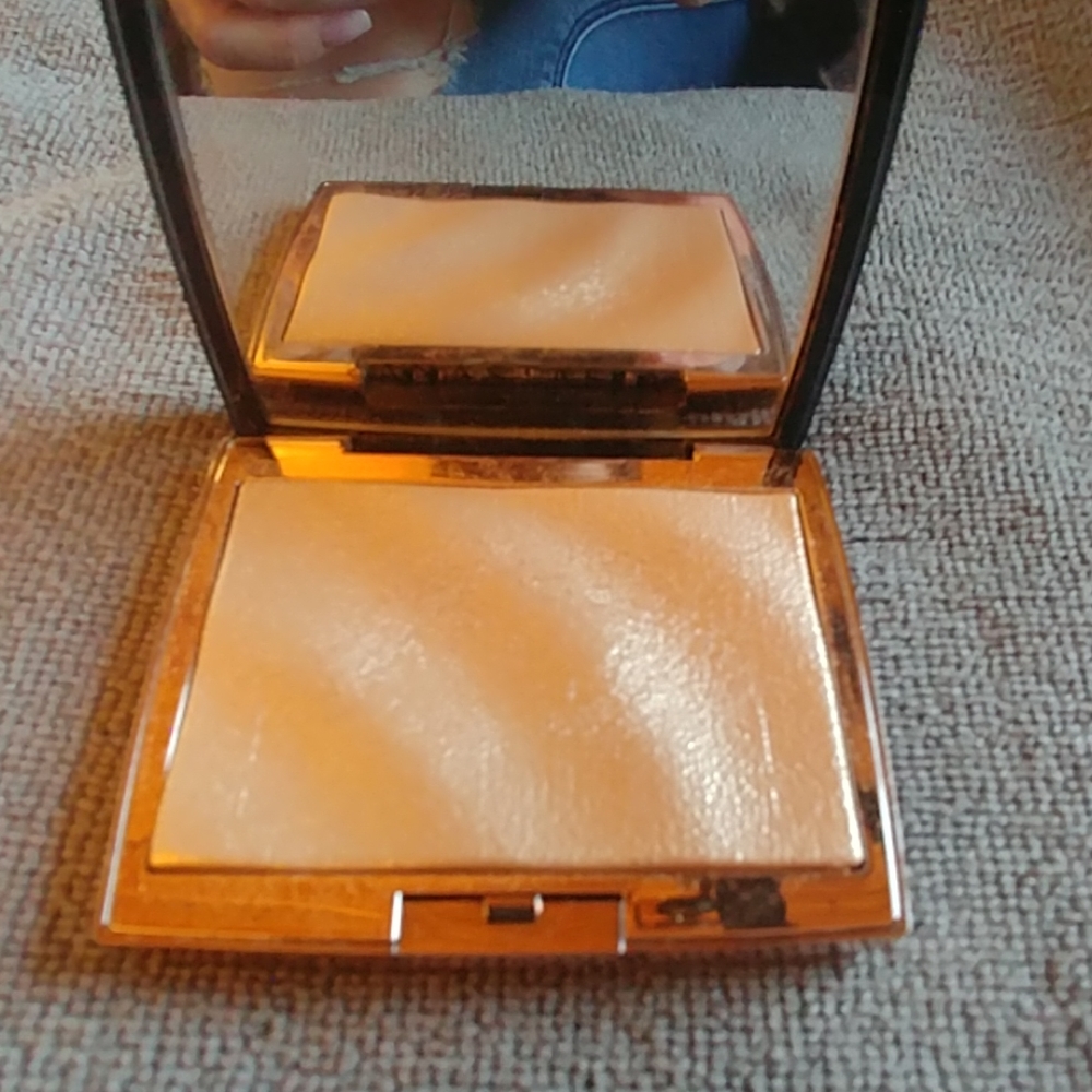 Anastasia Amrezy highlighter